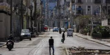 Kuba përballet me një krizë të thellë, ku mungesa e karburantit dhe turistëve po bllokon rutinën e jetës në ishull.