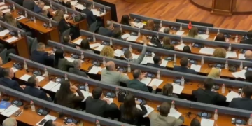 Kuvendi i Kosovës miraton rezolutën për procesin gjyqësor në Hagë me 90 vota në favor dhe një kundër.