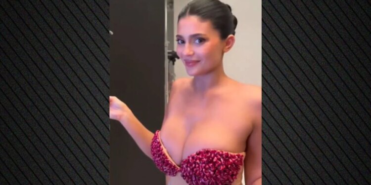 Kylie Jenner paraqitet me reçipeta të ndërtuara nga… shega, ndërsa biznesmenja dhe influencuesja promovon produktin e ri të markës së saj kozmetike.