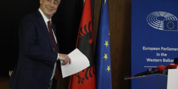 LIVE/ “Çështja e Ballukut si një sfidë për Shqipërinë”, kryetari i Komisionit të Jashtëm në PE: Nuk do të takohem me Berishën, protestat e dhunshme nuk i përkasin demokracisë