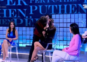 Laert Vasili i jep një puthje në buzë konkurrentes në “Për’puthen”, një veprim i pandodhur më parë.