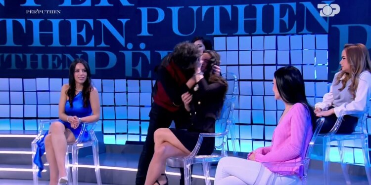 Laert Vasili i jep një puthje në buzë konkurrentes në “Për’puthen”, një veprim i pandodhur më parë.