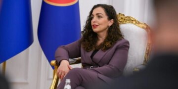 Lëvizja Vetëvendosje paraqet propozimin për Albin Kurtin në krye të qeverisë, duke e dorëzuar kërkesën te presidente Osmani.