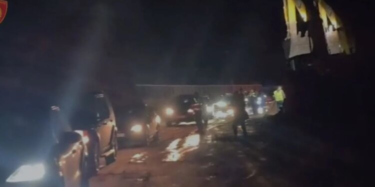 Lëvizja në aksin Librazhd-Qafë Thanë rikthehet, pas 8 orësh bllokimi për shkak të shembjes së shpatit. Shoferët inkurajohen të tregojnë kujdes gjatë udhëtimit.