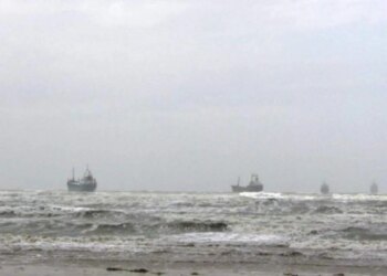 Lundrimi në Durrës bëhet i vështirë, përmbytjet arrijnë në 4 ballë, anijet e peshkimit detyrohen të kthehen në port.