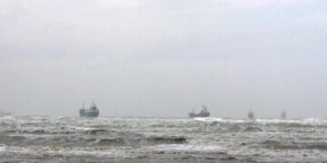 Lundrimi në Durrës bëhet i vështirë, përmbytjet arrijnë në 4 ballë, anijet e peshkimit detyrohen të kthehen në port.