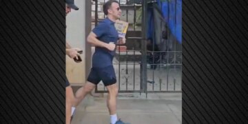 Macron fillon vizitën e tij tre-ditore në Indi me një vrapim në mëngjes, videoja shpërndahet gjerësisht në rrjetet sociale.
