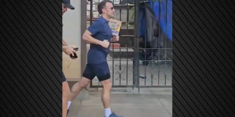 Macron fillon vizitën e tij tre-ditore në Indi me një vrapim në mëngjes, videoja shpërndahet gjerësisht në rrjetet sociale.