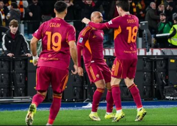 Malen shënon dy gola, Roma e mposht Cagliarin dhe barazohet me Juventusin.