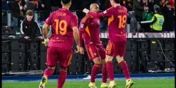 Malen shënon dy gola, Roma e mposht Cagliarin dhe barazohet me Juventusin.