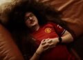 Manchester United siguron fitoren e katërt radhazi; tifozi me flokë të gjatë i Djajve të Kuq ka ëndrrat e veta…