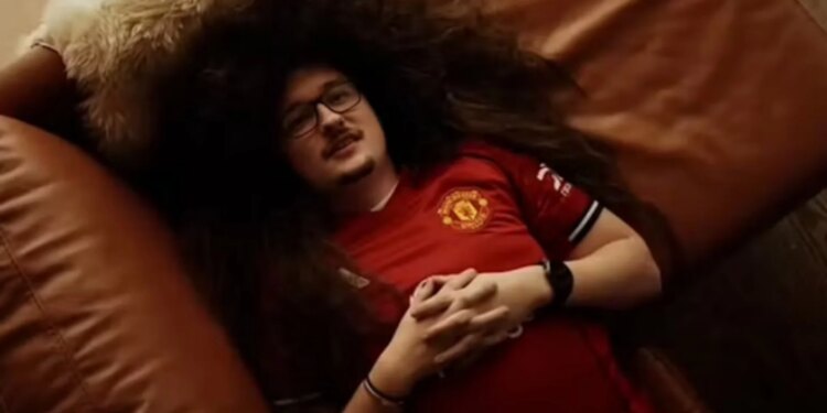 Manchester United siguron fitoren e katërt radhazi; tifozi me flokë të gjatë i Djajve të Kuq ka ëndrrat e veta…