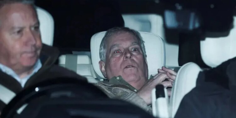 "Më shumë fat se përvojë": Gjashtë orë pritjeje për një fotografi, si u arrit të kapet imazhi i Andrew Dukës pas lirimit nga policia.