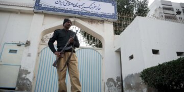 Më shumë se 100 viktima në Pakistan, Ushtria Çlirimtare e Baloçistanit merr përgjegjësinë për sulmet.