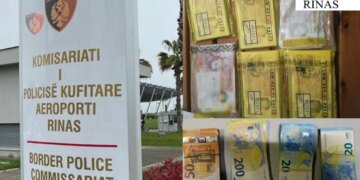 Më shumë se 26 mijë euro konfiskohen në Rinas, dy individë nën hetim për mosdeklarim të parave.
