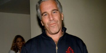 “Mësova për ekzistencën e një djali”/ Rasti i ri i Jeffrey Epstein, publikohet fëmija i maskuar i ish-financierit amerikan