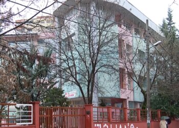 Mësuesi i anglishtes në Tiranë shkarkohet pas denoncimit të prindërve për predikim të Jehovait në shkollë.