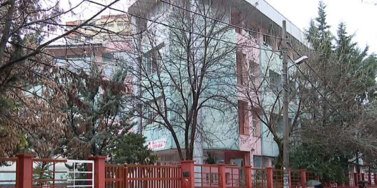 Mësuesi i anglishtes në Tiranë shkarkohet pas denoncimit të prindërve për predikim të Jehovait në shkollë.