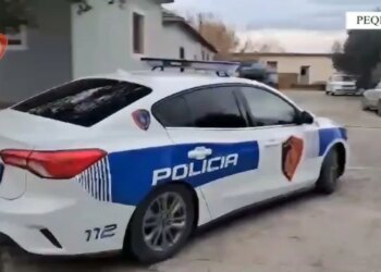 Mësuesi në Peqin nën hetim për dyshimin se goditi një nxënës në oborrin e shkollës.