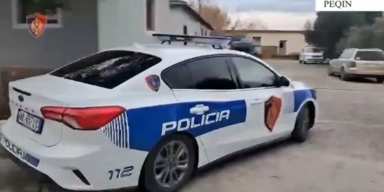 Mësuesi në Peqin nën hetim për dyshimin se goditi një nxënës në oborrin e shkollës.