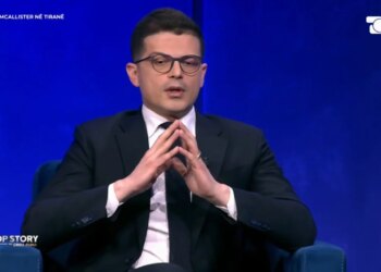 Ministri Vengu jep deklarata mbi çështjen Balluku gjatë seancës në Komisionin e Mandateve.