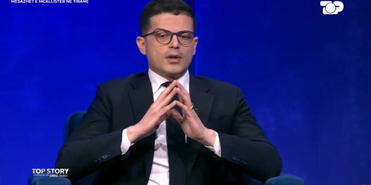 Ministri Vengu jep deklarata mbi çështjen Balluku gjatë seancës në Komisionin e Mandateve.