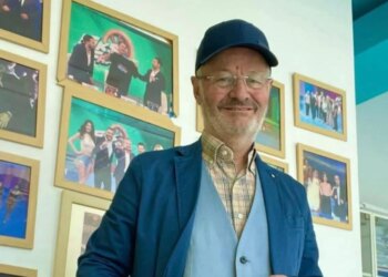 Mitor Çela sjell historinë prekëse të Kujtim Spahivoglit: Karrierë suksesesh në teatër, internim në Fier dhe ndarje nga bashkëshortja. Vdekja e tij e vetmuar në Bërzhitë në moshën 55 vjeçare.