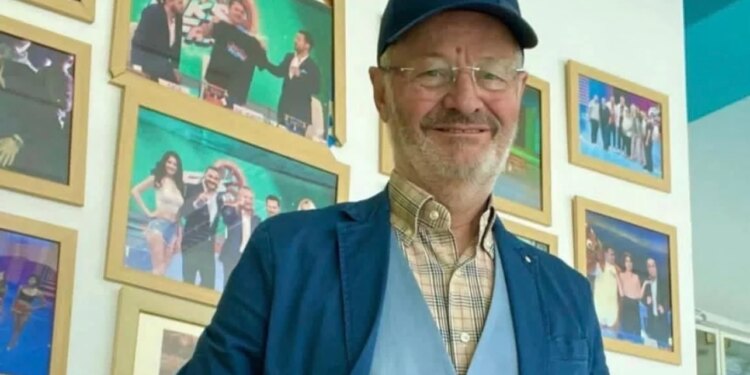 Mitor Çela sjell historinë prekëse të Kujtim Spahivoglit: Karrierë suksesesh në teatër, internim në Fier dhe ndarje nga bashkëshortja. Vdekja e tij e vetmuar në Bërzhitë në moshën 55 vjeçare.