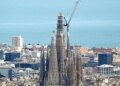 Moment historik në Barcelonë: Pjesa përfundimtare e strukturës së kishës ‘Sagrada Familia’ vendoset 144 vjet pas fillimit të ndërtimit të saj.