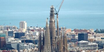 Moment historik në Barcelonë: Pjesa përfundimtare e strukturës së kishës ‘Sagrada Familia’ vendoset 144 vjet pas fillimit të ndërtimit të saj.