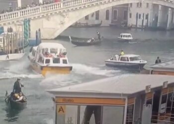 Momente paniku në Venecia, skafi humb drejtimin dhe përfundon në përplasje me një varkë në ujërat e qytetit.