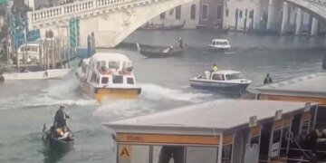 Momente paniku në Venecia, skafi humb drejtimin dhe përfundon në përplasje me një varkë në ujërat e qytetit.