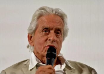 “Momentet për të ndarë historinë time”, Michael Douglas nënshkruan për një libër autobiografik