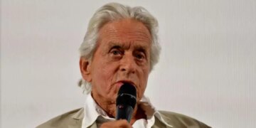 “Momentet për të ndarë historinë time”, Michael Douglas nënshkruan për një libër autobiografik