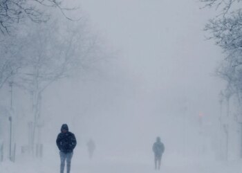 Moti ekstrem ndalon aktivitetin në SHBA: Më shumë se 5000 fluturime të anuluara pas stuhisë së borës, energjia ndërpritet për mbi 600 mijë shtëpi.