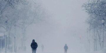 Moti ekstrem ndalon aktivitetin në SHBA: Më shumë se 5000 fluturime të anuluara pas stuhisë së borës, energjia ndërpritet për mbi 600 mijë shtëpi.