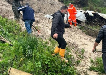 Moti i keq shkakton vështirësi në Delvinë, rrëshqitjet e dheut afrohen pranë shtëpive të qytetarëve.