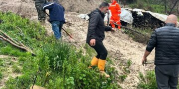 Moti i keq shkakton vështirësi në Delvinë, rrëshqitjet e dheut afrohen pranë shtëpive të qytetarëve.