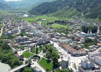 Mungesa e mjekëve specialistë në spitale, banorët e Tepelenës dhe Përmetit detyrohen të udhëtojnë me kilometra për të aksesuar shërbime shëndetësore.