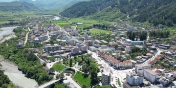 Mungesa e mjekëve specialistë në spitale, banorët e Tepelenës dhe Përmetit detyrohen të udhëtojnë me kilometra për të aksesuar shërbime shëndetësore.