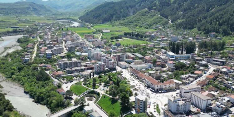 Mungesa e mjekëve specialistë në spitale, banorët e Tepelenës dhe Përmetit detyrohen të udhëtojnë me kilometra për të aksesuar shërbime shëndetësore.