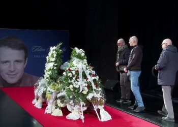 Nderimi në kujtim të Fitim Makashit/ Familjarët, miqtë dhe kolegët e shprehin respektin e tyre në homazhe