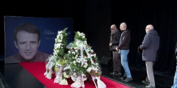 Nderimi në kujtim të Fitim Makashit/ Familjarët, miqtë dhe kolegët e shprehin respektin e tyre në homazhe