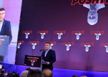 “Ndryshimi nuk vjen nga kafenetë”, thotë pedagogu Hasimja në protestën e PD-së: Bashkohuni për mbrojtjen e shpresave dhe të drejtave tona.