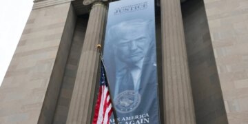 “Në Departamentin e Drejtësisë në Uashington është vendosur një banderolë me foton e Trump: qëllimi i saj dyshohet të jetë ‘Të rikthejmë sigurinë në Amerikë’.”