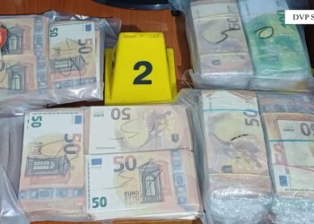 Në Shkodër, një 19-vjeçar bie në pranga pas zbulimit në banesën e tij të mbi 160 mijë eurove të falsifikuara, si dhe municion dhe lëndë djegëse.