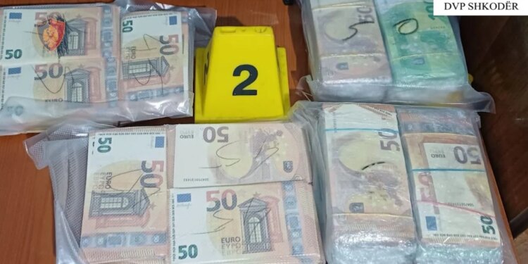 Në Shkodër, një 19-vjeçar bie në pranga pas zbulimit në banesën e tij të mbi 160 mijë eurove të falsifikuara, si dhe municion dhe lëndë djegëse.