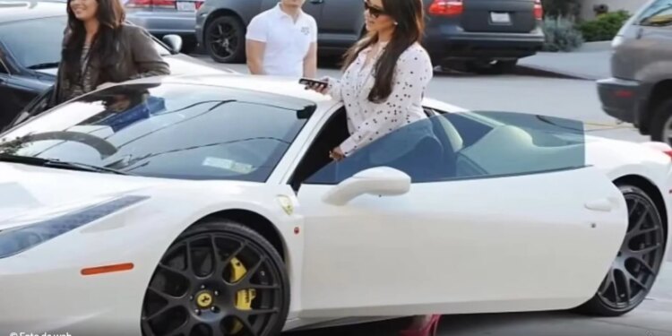 Në lidhje me Lewis Hamilton, Kim Kardashian nuk është në gjendje të blejë një Ferrari.