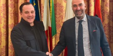 Nënkryetari i Bashkisë së Tiranës zhvillon takim me kryebashkiakun e Barit: Fokus në bashkëpunimin ndërmjet dy qyteteve dhe ndërtimin e lidhjeve për të ardhmen.