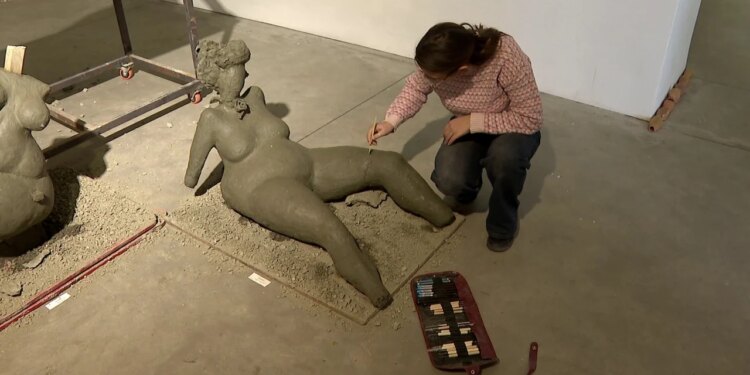 Nga balta në art: Studentët e Arteve prezantojnë qeramikën moderne në ‘1 Material’